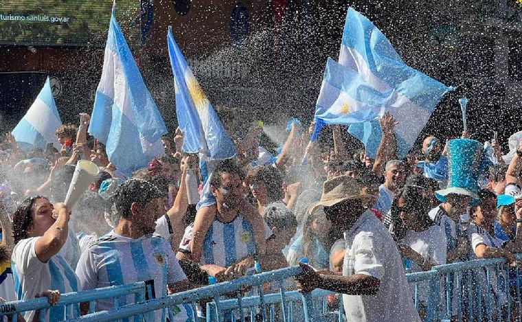 Locura total en Córdoba tras el histórico triunfo de la selección argentina.