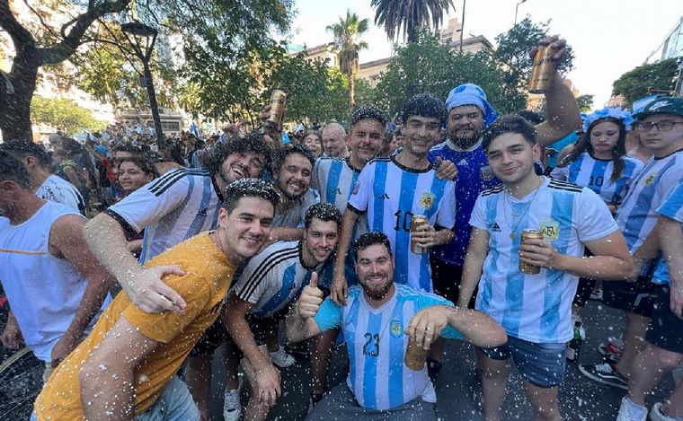 Una multitud festeja en la zona del Patio Olmos, Córdoba