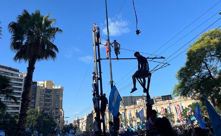 Una multitud festeja en la zona del Patio Olmos, Córdoba