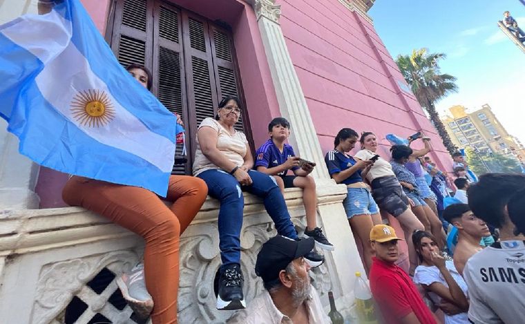 Una multitud festeja en la zona del Patio Olmos, Córdoba