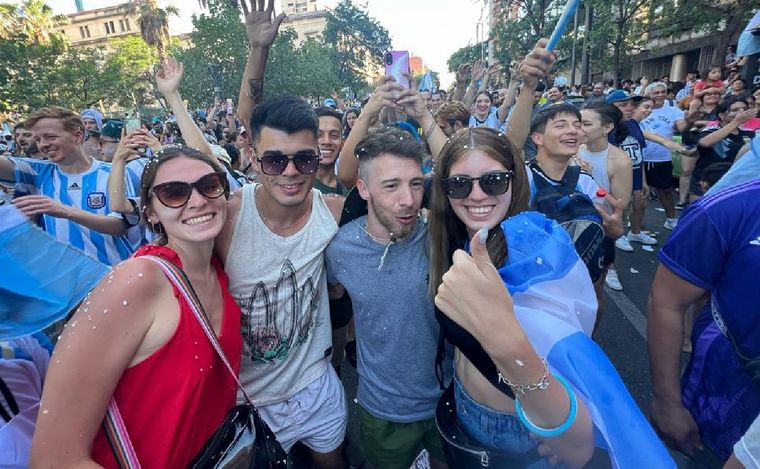 Una multitud festeja en la zona del Patio Olmos, Córdoba