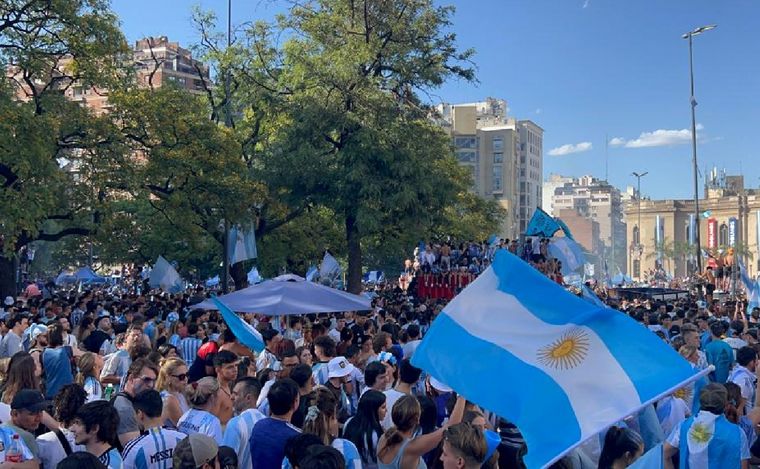 Una multitud festeja en la zona del Patio Olmos, Córdoba