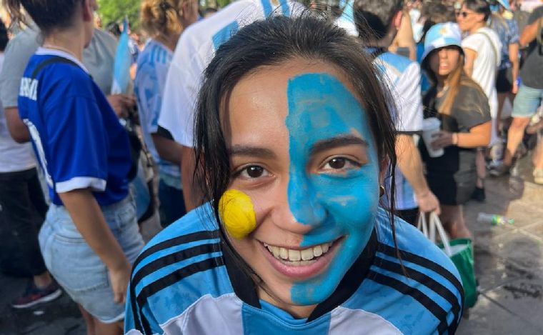 Una multitud festeja en la zona del Patio Olmos, Córdoba