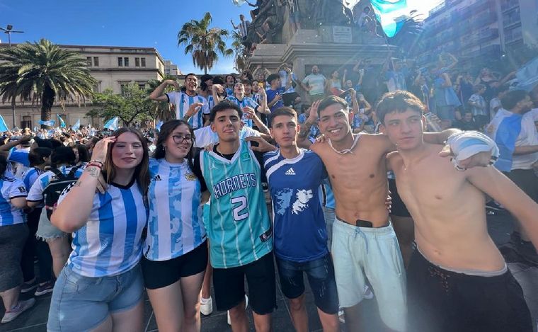 Una multitud festeja en la zona del Patio Olmos, Córdoba