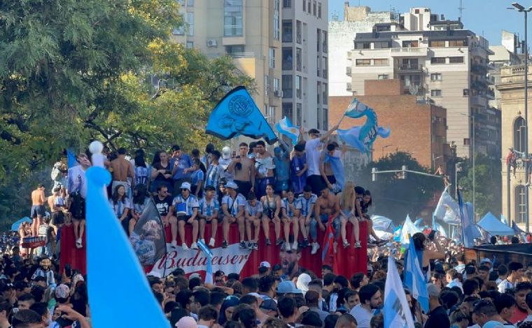 Una multitud festeja en la zona del Patio Olmos, Córdoba