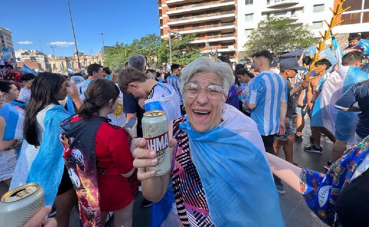 FOTO: Alegría en la zona del Patio Olmos tras la victoria de Argentina