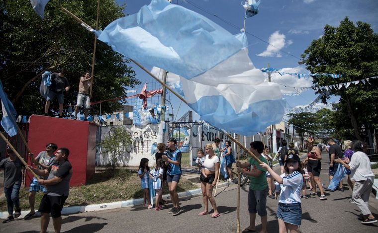 FOTO: El barrio de Messi festejó como todo Rosario. 