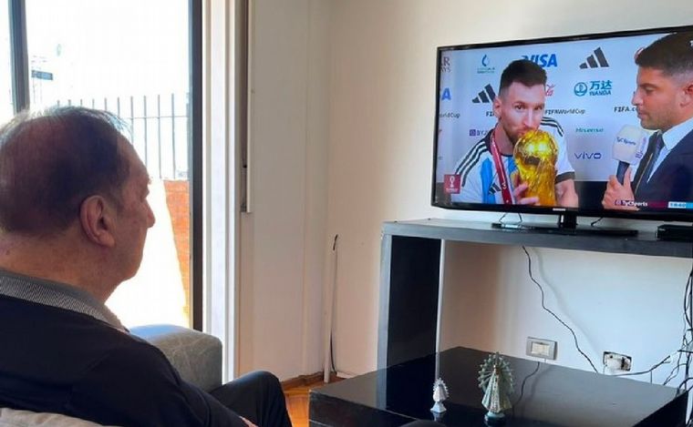 FOTO: La conmovedora imagen de Bilardo viendo por TV la final de Argentina-Francia.