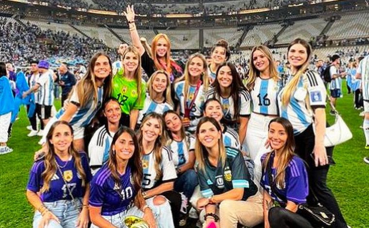 FOTO: Las parejas de los jugadores de Argentina posan tras la consagración del equipo.  