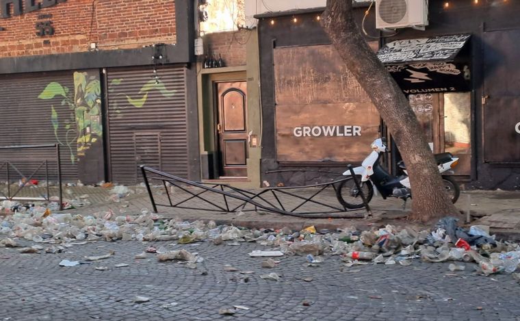 FOTO: Pichincha amaneció repleto de basura tras los festejos por la obtención del Mundial.