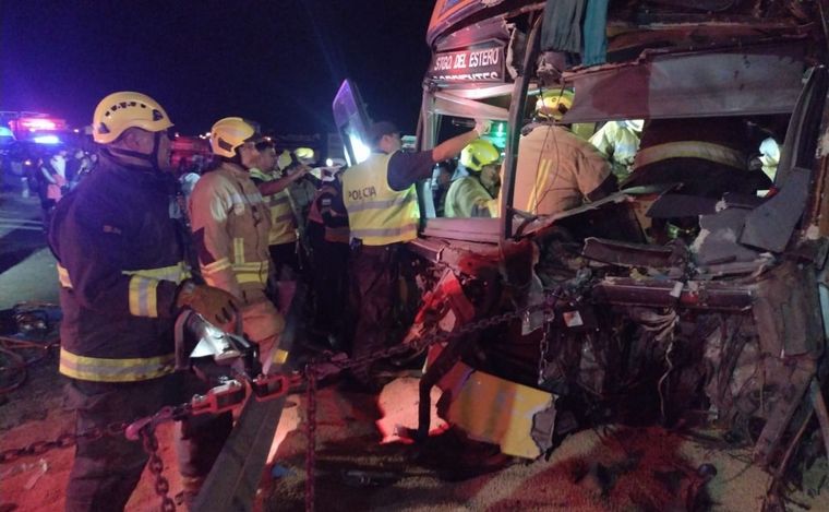 Bomberos trabajaron a destajo para auxiliar a los accidentados.