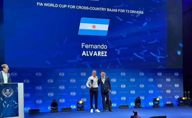 La bandera de argentina como fondo, para la coronación FIA de Álvarez Castellano 