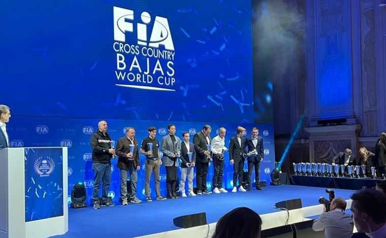 Álvarez Castellano-Panzeri con los campeones del Mundial de Bajas FIA