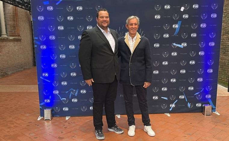 Álvarez y Panzeri en la foto de ingreso a los premios FIA 2022