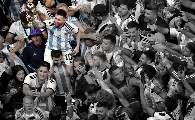 FOTO: Argentina, con Messi, en la cima del Mundo.