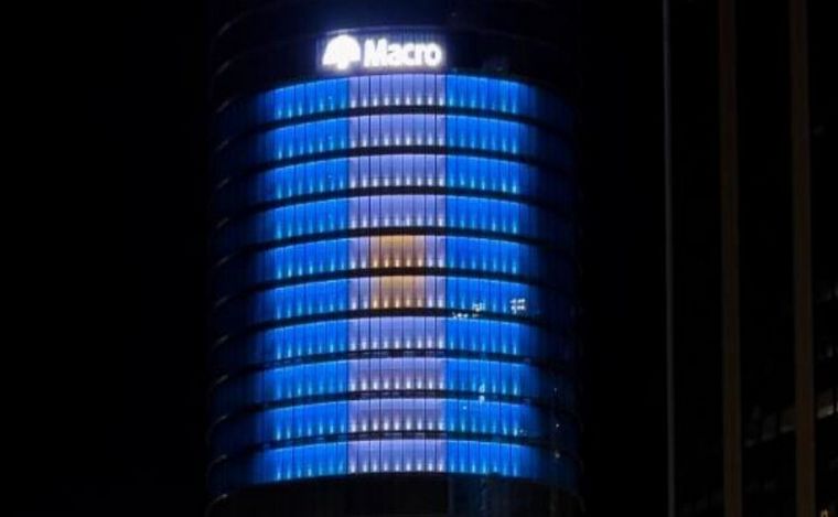 ¡Banco Macro recibe a los campeones con la bandera más grande de Argentina!