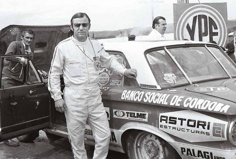 FOTO: Héctpr Luis Gradassi y su Ford Falcon oficial en 1972.