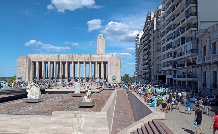 Los rosarinos coparon el Monumento para festejar. ¿Qué harán este martes?