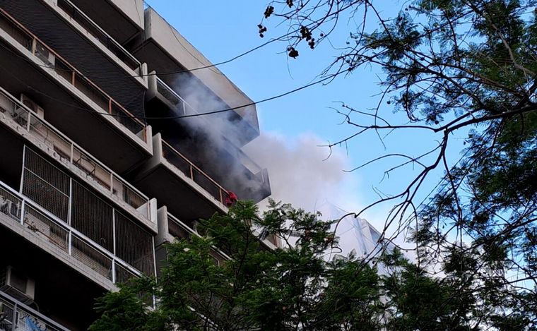 FOTO: Feroz incendio en un departamento céntrico.
