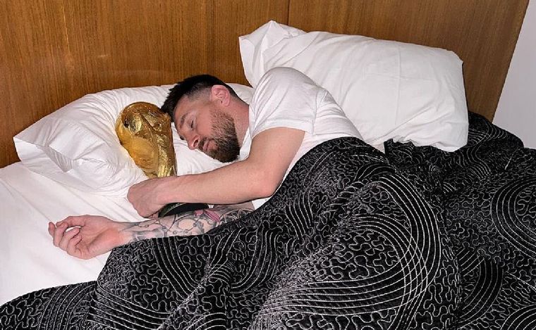 FOTO: Messi durmió con la Copa del Mundo en Ezeiza