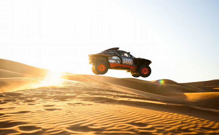 FOTO: Sainz -aquí con Peterhansel en Marruecos- piensa que puede ganar con el Audi híbrido