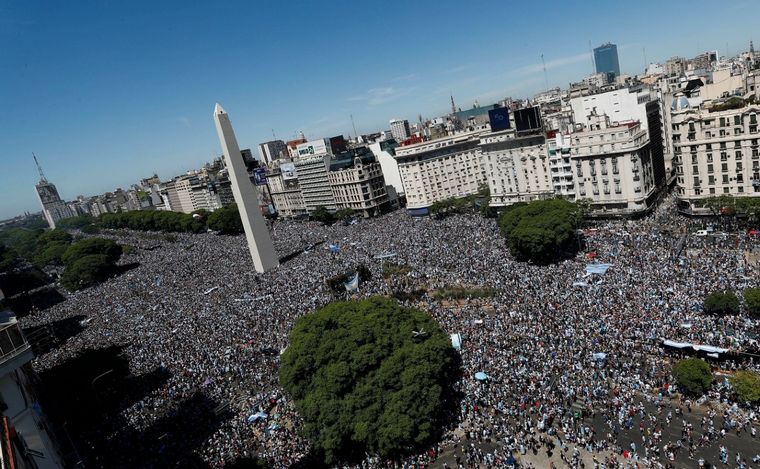 FOTO: Una marea celeste y blanca esperaba al colectivo en el Obelisco.