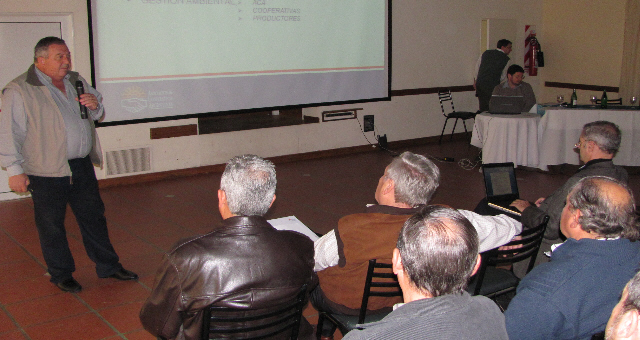 Biga haciendo un balance de lo realizado por ACA con productores de Chacabuco.