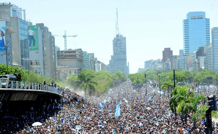 FOTO: Millones de personas agradecieron a la Selección en las calles porteñas.