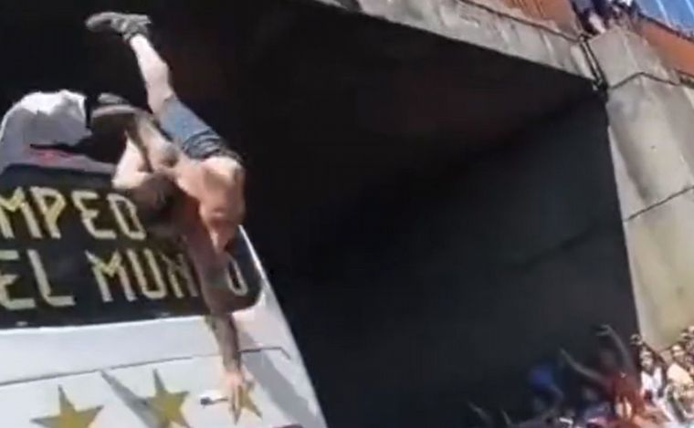 El hincha que se tiró al colectivo de la Selección. Foto: captura de pantalla.
