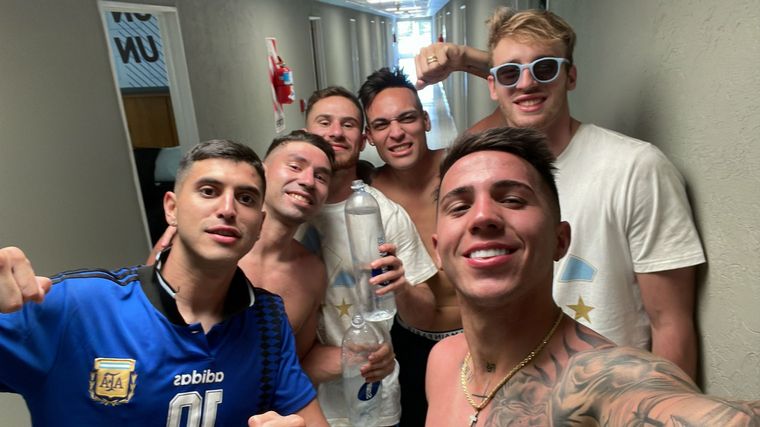 FOTO: Los campeones del mundo ya están en el predio de AFA.