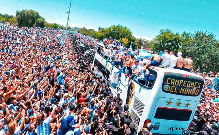 FOTO: El camino hacia la eternidad. La gente acompaña el colectivo de los campeones.