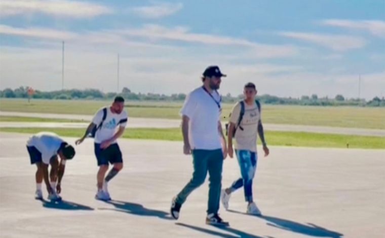 FOTO: El retorno de los ídolos: Messi y Di María llegaron a Rosario tras coronarse.