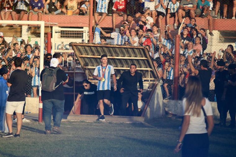 VIDEO: La locura por Julián en la cancha del Club Atlético Calchín