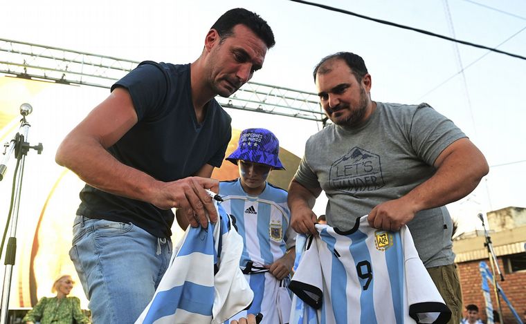 FOTO: El seleccionador argentino, Lionel Scaloni, homenajeado en Pujato, su pueblo natal. 