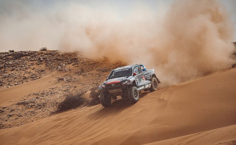 Atacando dunas con su Hilux T1+ en Marruecos, quiere hacerlo bien en Arabia