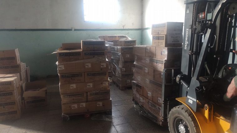 FOTO: Un pueblo santafesino de 3 mil habitantes recibió una donación de 15 mil libros