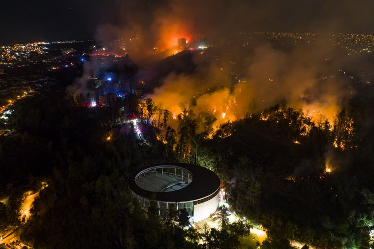 FOTO: Un muerto y 400 viviendas afectadas por un incendio en Viña del Mar