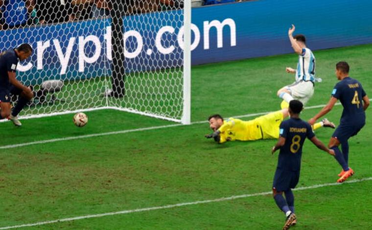 FOTO: Medios franceses sostienen que el gol de Messi debió ser anulado.