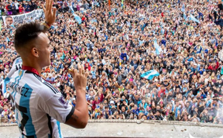 FOTO: Una multitud recibió y homenajeó a Lautaro Martínez en Bahía Blanca.
