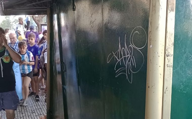 Así habían dejado el kiosco tras los festejos en el Obelisco.