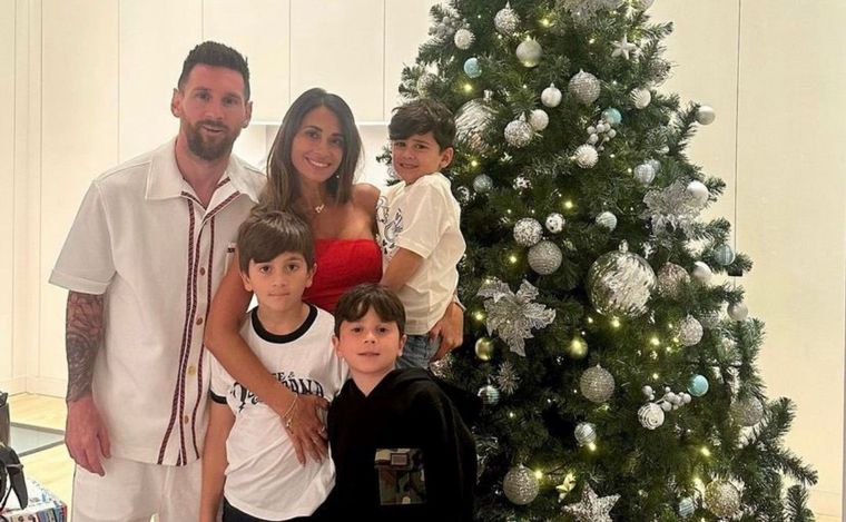 FOTO: Antonela compartió una foto familiar de Nochebuena junto a un gran árbol navideño.