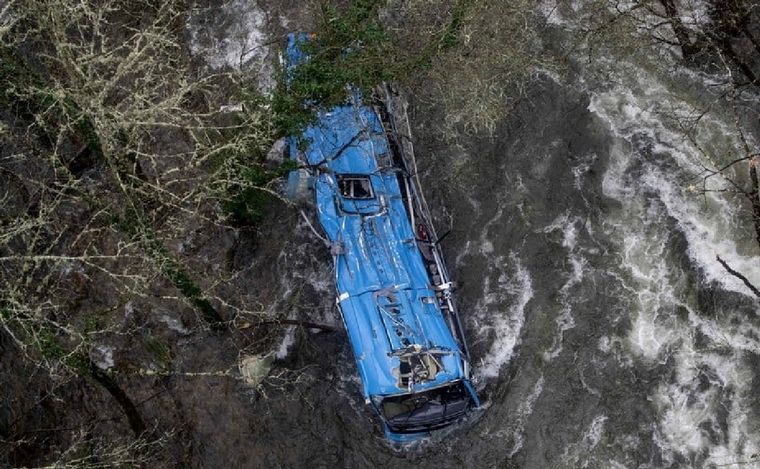 FOTO: Al menos cinco muertos al caer un colectivo a un río en España. (Foto: AFP)