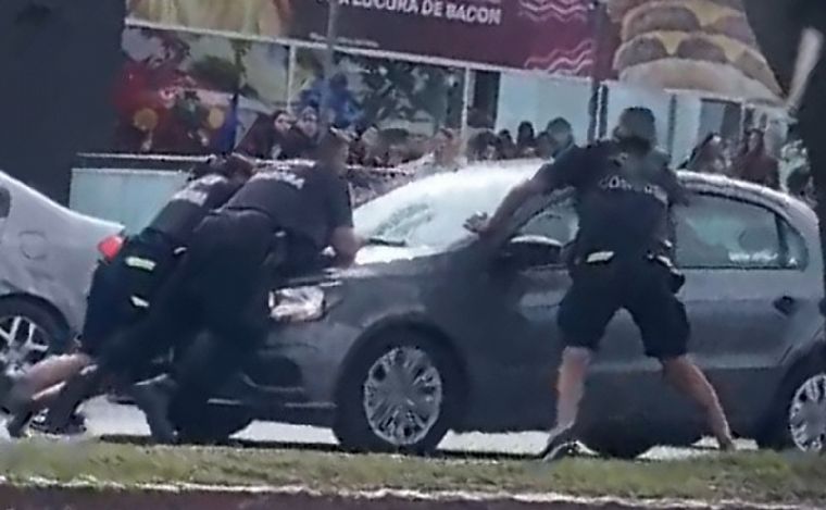 FOTO: Tres detenidos por arrastrar a dos policías en Córdoba. (Foto: captura de video)