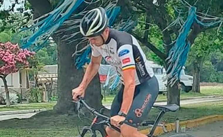 FOTO: Furor en Pujato por el paseo de Lionel Scaloni en bicicleta.