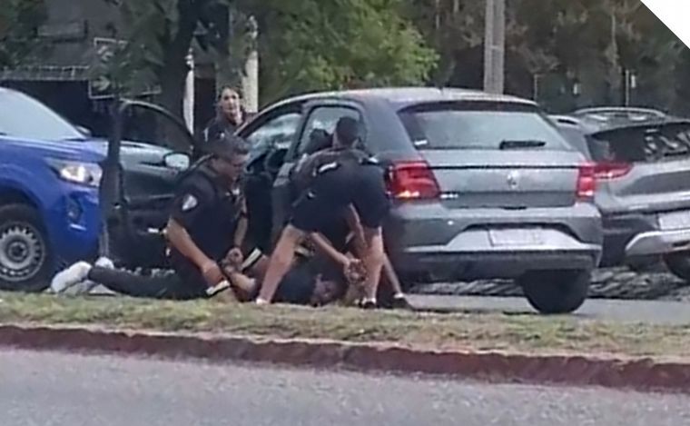 FOTO: Imputaron al joven que arrastró con su auto a los policías
