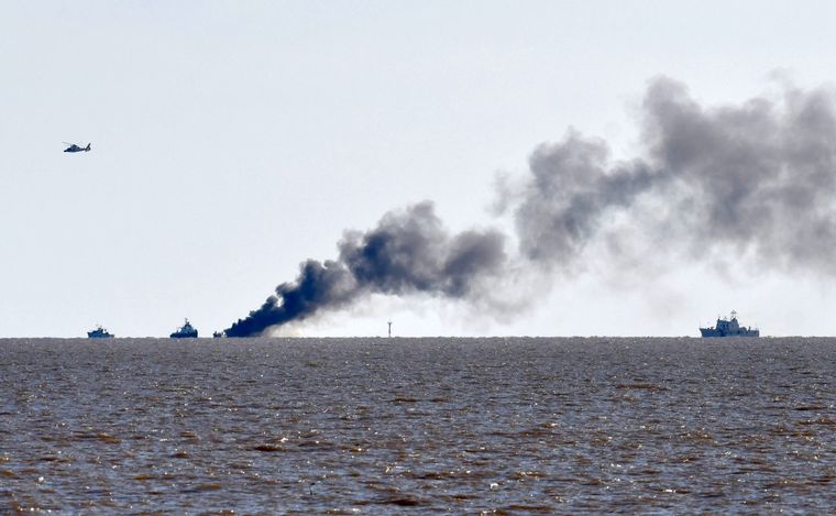 FOTO: Rescataron ilesos a los tripulantes del barco incendiado en el Río de la Plata.
