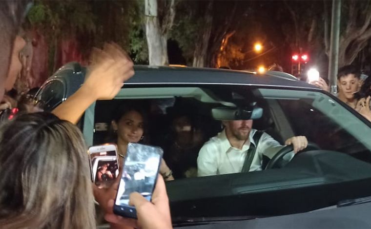VIDEO: El arribo de Lionel Messi (al volante) y Antonella Rocuzzo al salón Punta Barranca. 