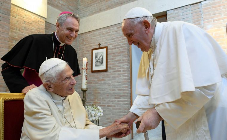 FOTO: Benedicto XVI y Francisco.