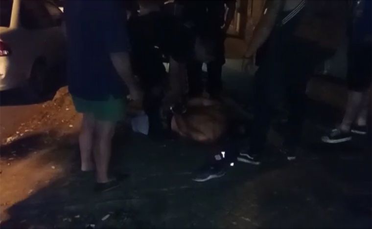 VIDEO: Rosario: vecinos golpearon y retuvieron a un hombre que quiso robar comercio.