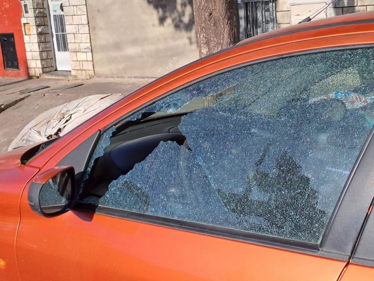 FOTO: Algunas balas dieron en el auto del padre de la propietaria de la Peluquería. 